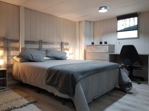 A bed or beds in a room at HOMELY Huecar Loft