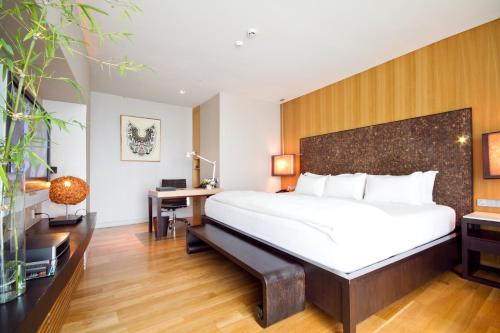 Un pat sau paturi într-o cameră la Maduzi Hotel, Bangkok - Asoke