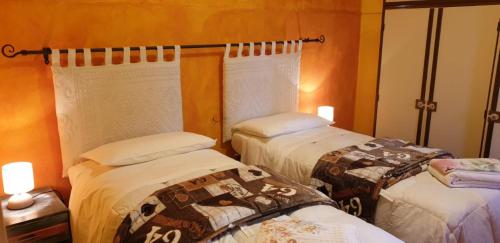 um quarto com três camas num quarto em "SA DOMO DE SOS ARANZOS" em Santa Maria la Palma