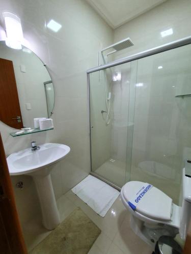 Ένα μπάνιο στο Guaratur Hotel