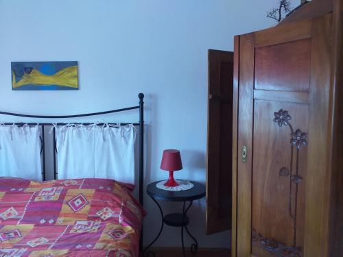 1 dormitorio con 1 cama y 1 mesa con lámpara en Apartment Majda, en Lendava