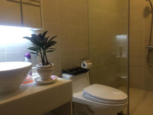 ein Bad mit einem WC, einem Waschbecken und einer Dusche in der Unterkunft Capitalland's Service Apartment Park 7 Vinhomes in Ho-Chi-Minh-Stadt