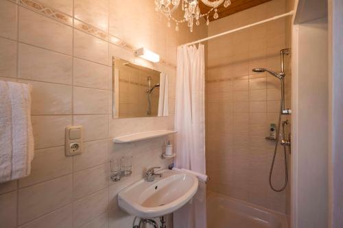 uma casa de banho com um lavatório e um chuveiro em Mental-Oase Haunold em Erpfendorf