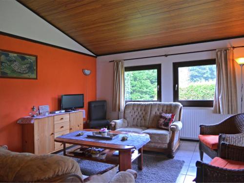 Cosy holiday home in Willingen Usseln with terrace في فيلنغن: غرفة معيشة مع أريكة وطاولة
