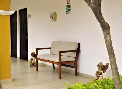 una sedia seduta in una stanza accanto a un muro di Casa Blanca Hotel a Jalpan de Serra