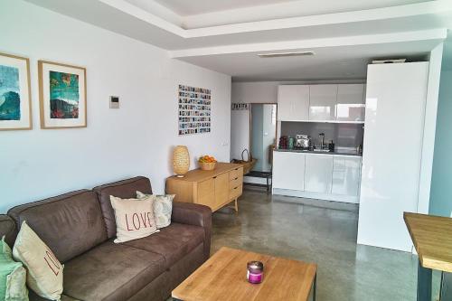 Kuchyňa alebo kuchynka v ubytovaní Fabulous Penthouse Downtown Tarifa, Maestro Apartments