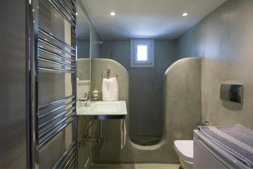 een badkamer met een wastafel en een toilet bij Patriko Family House in Aliki
