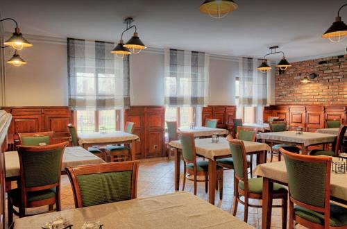 Reštaurácia alebo iné gastronomické zariadenie v ubytovaní Hotel Kamieniczka