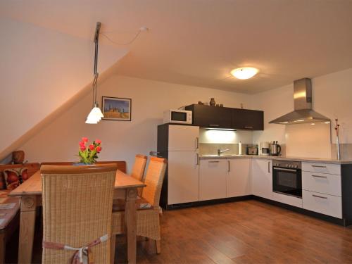 eine Küche und ein Esszimmer mit einem Tisch und einem Esszimmer in der Unterkunft Modern Apartment in Brachthausen near Forest in Brachthausen