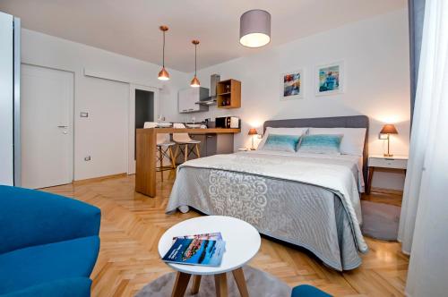 een slaapkamer met een bed en een tafel bij Studio Noah in Rovinj