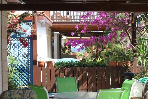 מסעדה או מקום אחר לאכול בו ב-Spiros Seaside Villa no. 11