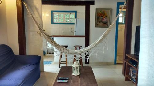 a living room with a hammock in a room at Casa no Centro de Búzios in Búzios