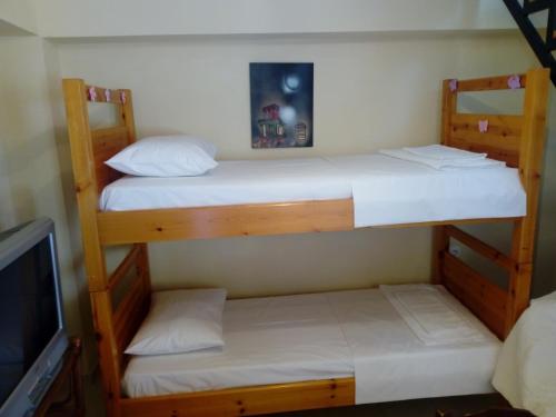 Двухъярусная кровать или двухъярусные кровати в номере Garden Of Olive Trees