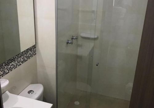 a bathroom with a shower with a toilet and a sink at Apartamento Vacacional En La Zona Norte De Barranquilla in Barranquilla