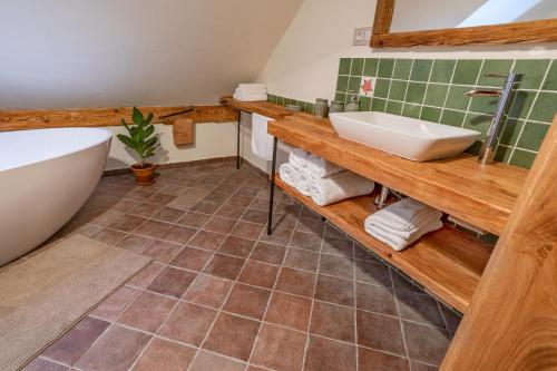 un bagno con lavandino, vasca e WC di Statek U Medvěda a Nová Pec