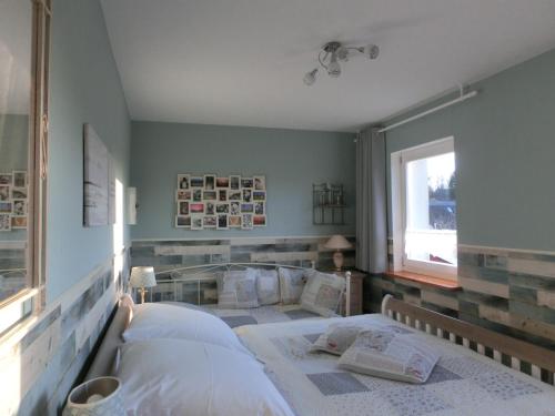 a bedroom with two beds and a window at Villa Harmonie in Lohme