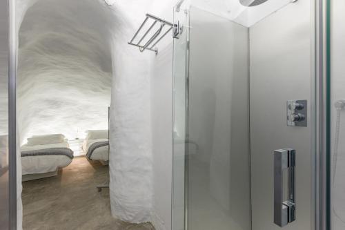 Posteľ alebo postele v izbe v ubytovaní Luxury Cave 100m super terraza vistas Alhambra WIFI