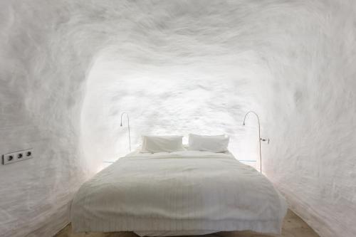 A bed or beds in a room at Casa Cueva Lujo Sacromonte con vistas Alhambra