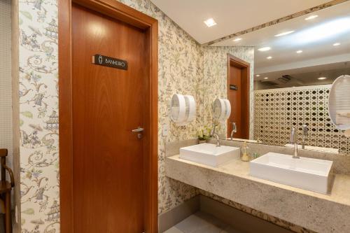 ブルスケにあるTri Hotel Executive Brusqueの洗面台が2つと鏡が2つあるバスルーム