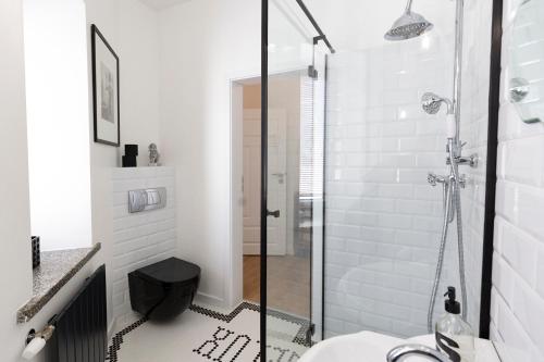 baño con ducha y puerta de cristal en Amazing Apartment in the Heart of City Center, en Lublin