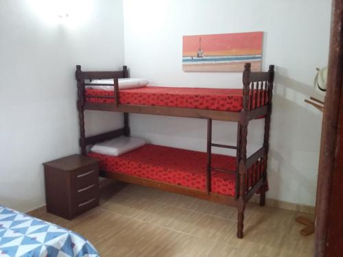 a room with two bunk beds in a room at Conforto com aconchego e paz in Ilha Comprida