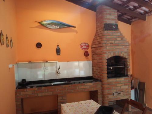 Nhà bếp/bếp nhỏ tại Conforto com aconchego e paz