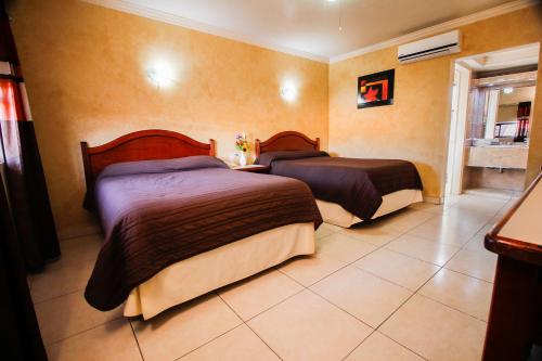 Letto o letti in una camera di HOTEL & SUITES MARROD