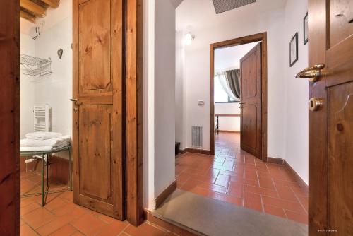 a hallway with a door and a table in a room at Agriturismo La Gioconda in Vinci