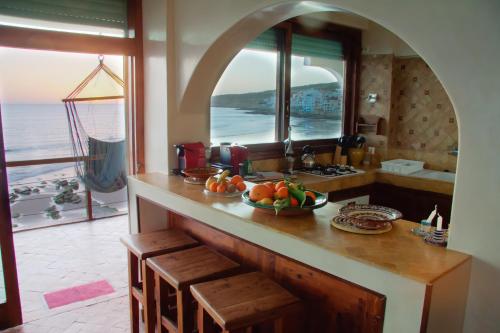 una cocina con una barra con un bol de fruta en Taghazout Beach, en Taghazout