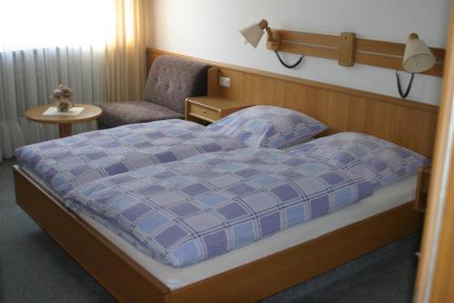 ゼルビッツにあるGasthof Napoleonのベッドルーム1室(ベッド1台、椅子付)