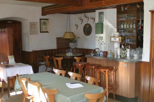 ein Restaurant mit Tisch und Stühlen und einer Bar in der Unterkunft Gasthof Napoleon in Selbitz