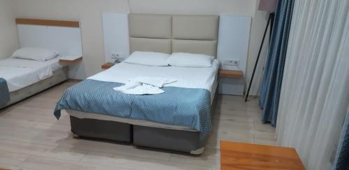 伊斯坦堡的住宿－Arya Hotel，一间小卧室,配有两张床和一张桌子