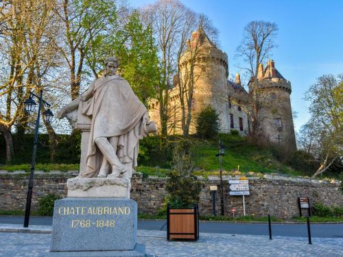 a statue of a man in front of a castle at Elegant Escape in Lanrelas in Lanrelas