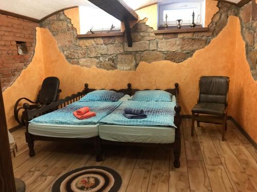1 dormitorio con 1 cama y 2 sillas en Ganze Unterkunft nur für EUCH! en Rabenau