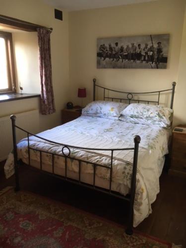 - une chambre avec un lit avec un cadre métallique dans l'établissement The Forge, à Corsham