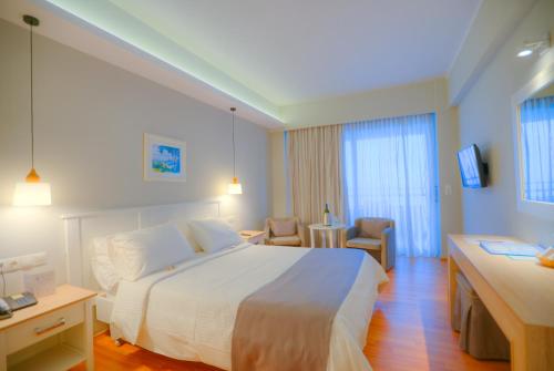 
A bed or beds in a room at Elea Beach Hotel
