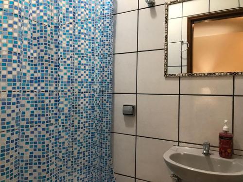een badkamer met een wastafel en een spiegel bij B & A Suites Inn Hotel - Quarto Luxo Platinum in Anápolis