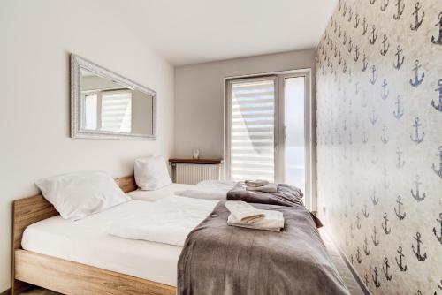 מיטה או מיטות בחדר ב-Apartamenty Sun & Snow Kopernika