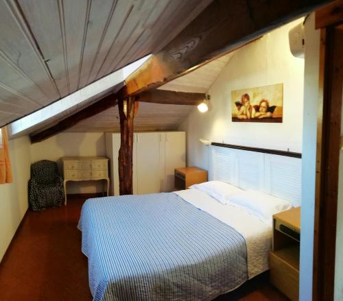 a bedroom with a bed and a wooden ceiling at DELIZIOSO ATTICO CON AMPIO TERRAZZO e GARAGE A DUE PASSI DAL MARE e DALLE CINQUETERRE LT-0485 in Levanto