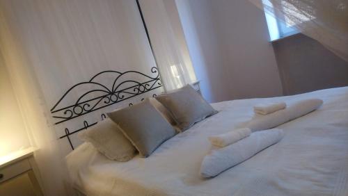 a bed with white pillows and a black head board at WARSZAWA, CENTRUM, Wiejska 15, KAMIENICA in Warsaw