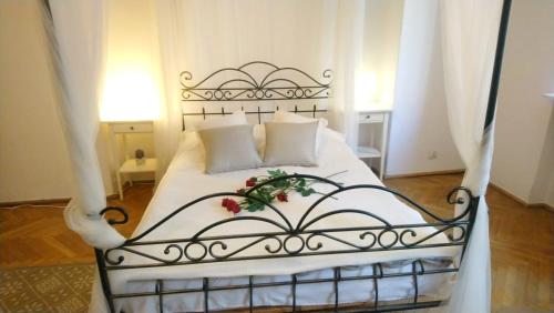 a bedroom with a metal bed with flowers on it at WARSZAWA, CENTRUM, Wiejska 15, KAMIENICA in Warsaw