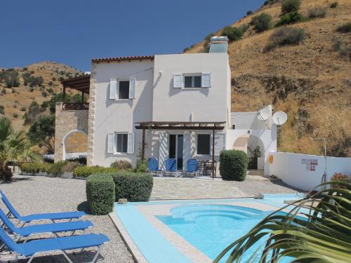 アギア・ガリニにあるBeautiful Villa in Agia Galini Creteのスイミングプール付きのヴィラ、家