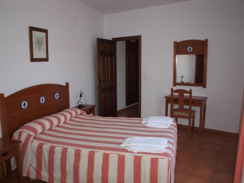 Tempat tidur dalam kamar di Apartamentos El Mirador