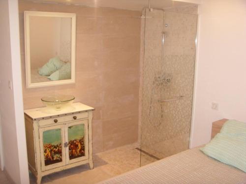une salle de bain avec une douche avec une porte vitrée dans l'établissement appartement cosy, à Sarlat-la-Canéda