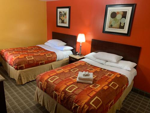 A bed or beds in a room at Scottish Inns Wrightstown