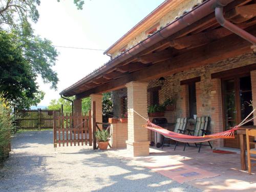 ペンナビッリにあるApartment in Pennabilli with Garden Garden Furniture BBQのハンモック付きの家の玄関