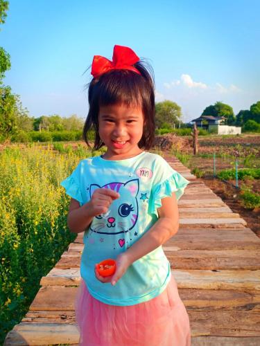サイヨークにあるBlue Mountain Resortの小さな女の子が歩道に立っている