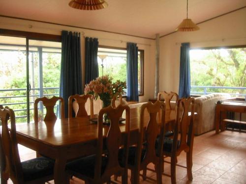 - une salle à manger avec une table et des chaises en bois dans l'établissement Casa Volcano Panoramic View, à Vara Blanca