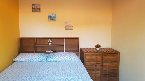 1 dormitorio con cama y tocador de madera en Pousada Barra Sol en Barra Grande