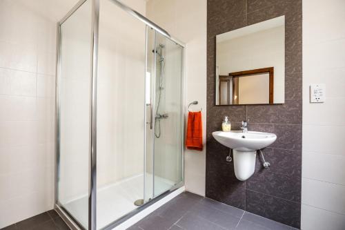 un baño con ducha y lavabo en Dolphin Court, en Marsalforn